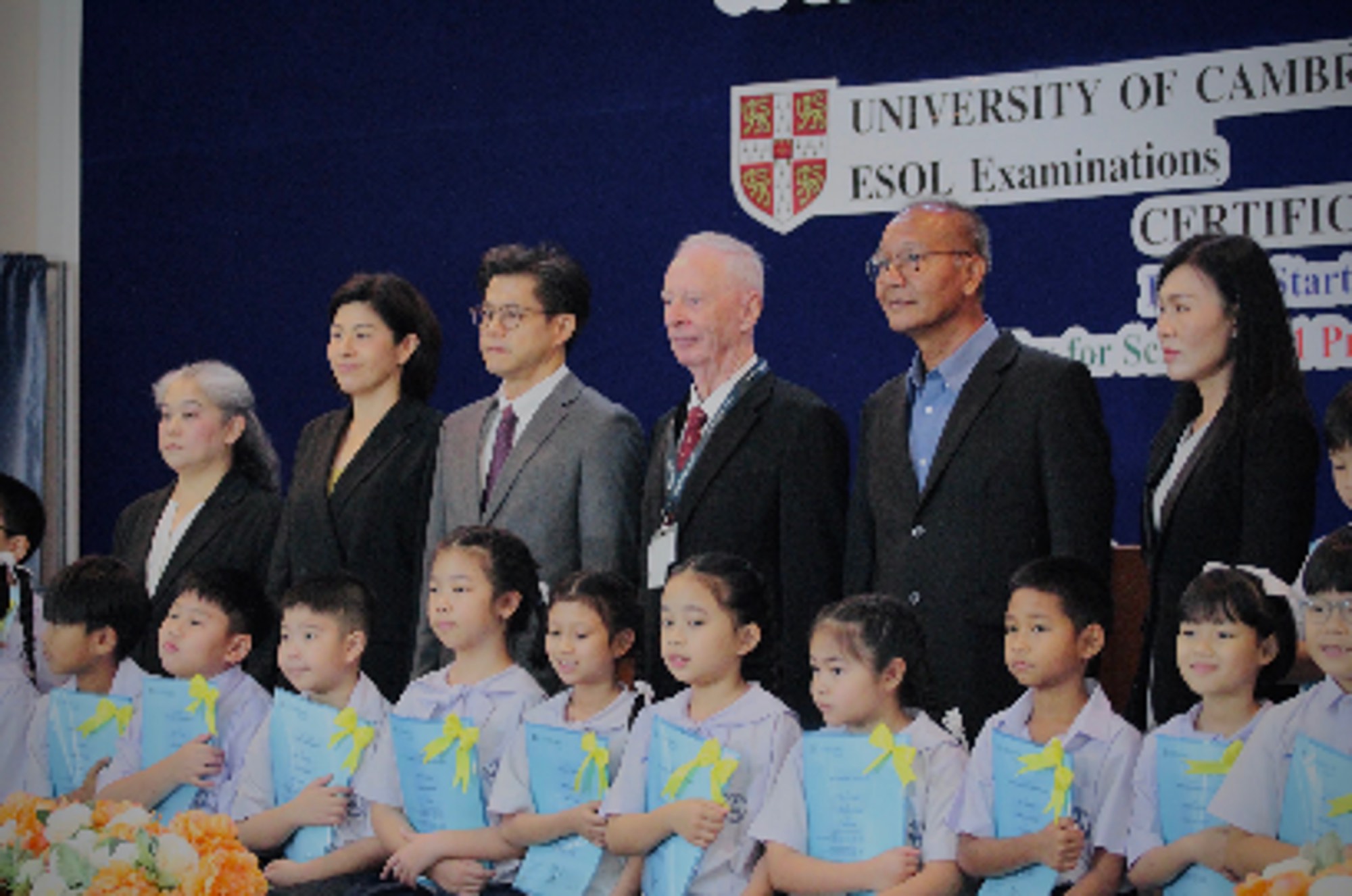ภาพหมู่นักเรียนและผู้บริหารในพิธีมอบเกียรติบัตร Cambridge English